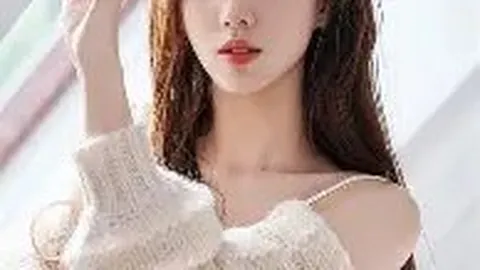 郑爽频繁亮相社交平台却沉默不语，上线40次引发热议